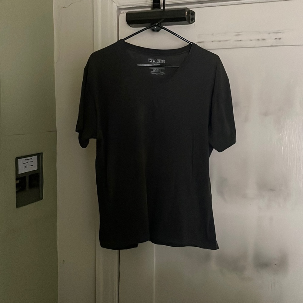 Gray Medium V-neck T-shirt.  Brand: Jordan Craig